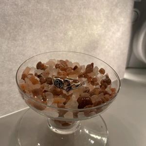 Ring :) - En fin ring som har ngn slags ros 🌹❤️