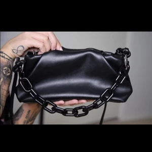 svart väska  - Svart snygg liten väska från Madlady💖Bild 1 o 2 från Johanna Ottossons YT. Väskan kan antingen bäras i sin kedja eller i axelbandet som medföljer(båda är avtagbara), axelbandet knyter man på själv som man vill💓Fint skick! Frakt: 66 kr spårbart 