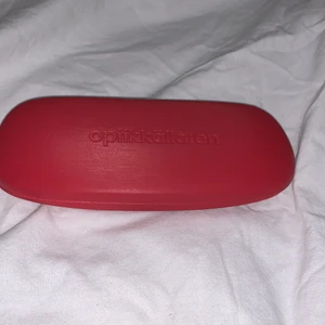 Solglasögon  - Ett par supersnygga solglasögon med lite gammal design. Kommer ej till användning.