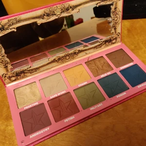 Jeffree star androgyny palette - Säljer en sparsamt använd palett från JSC- Androgyny. Den kommer inte längre till användning, trist. Så då är det bättre att någon annan tar den. Färgerna gör att man kan variera i stor utsträckning. Den levereras desinficerad! ✨ Köparen står för frakten.