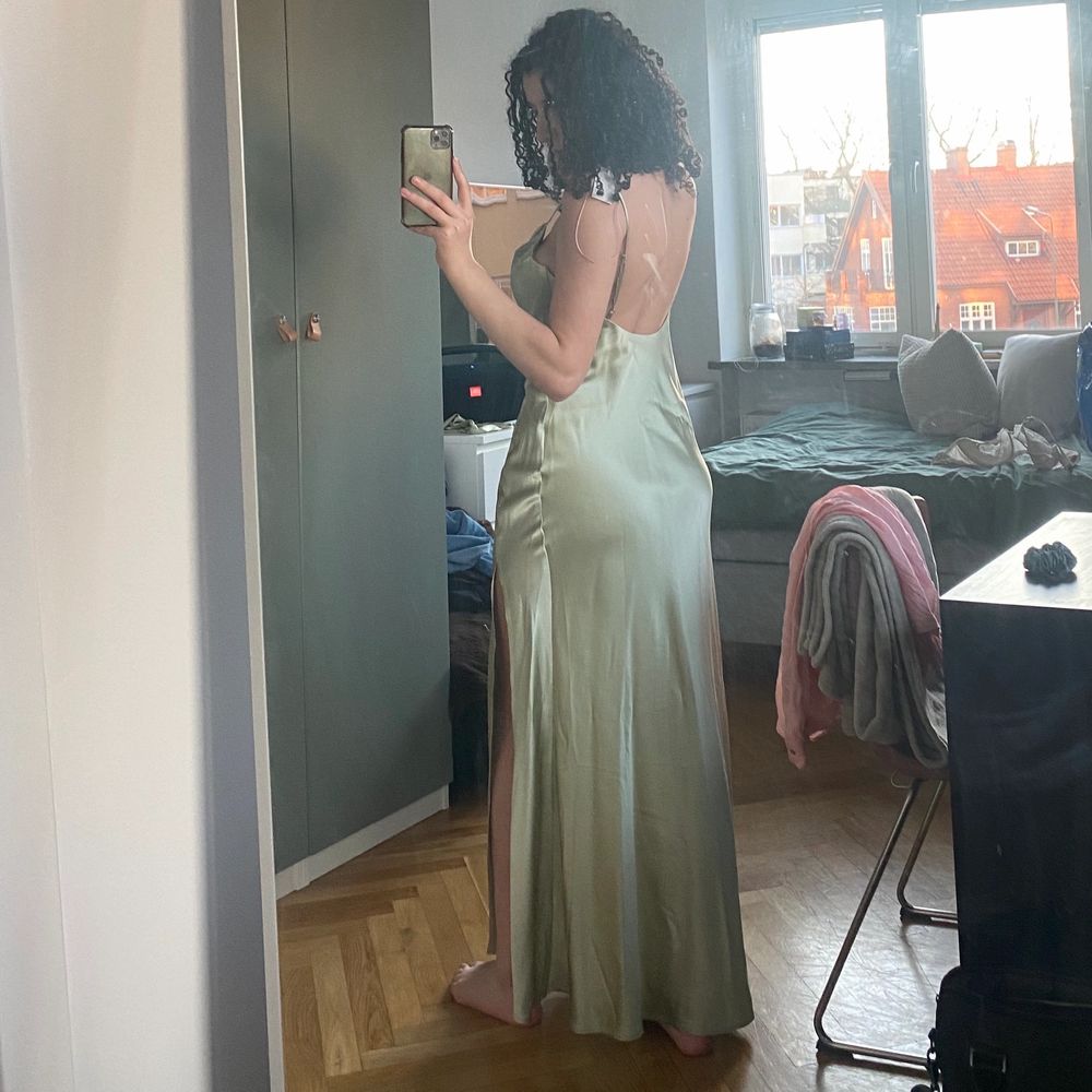 (1200 kr för klänningen inklusive frakt vid snabbt köp, retail 1700)Super bekväm silkes klänning. Det är en skräddarsydd slip-on dress i färgen sage green, mycket fin i solsken. Gjord av Mulberry silk, ett silke som håller dig sval under långa event. Klänningen har en slits ungefär 2/3 upp på låret. Jag är 175 cm. . Klänningar.