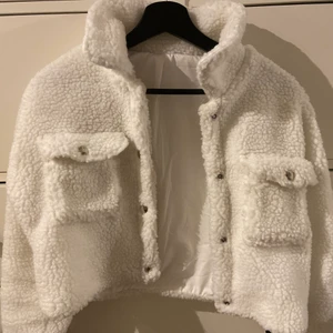 Jacka strlk S - Denna fina jacka är från shein, använd bara en gång för jag tycker den är lite för kort. Säljer den för 100 kr plus frakt💕 skriv privat ifall ni är intresserade😊
