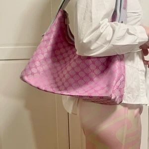 Fin Axel-väska - Fin axelväska perfekt till våren med Justerbara band😇