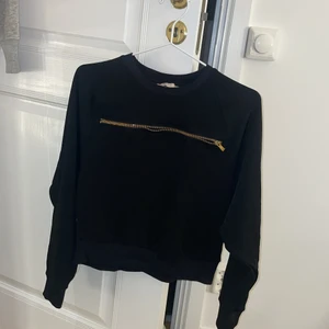 Tröja med dragkedja - Såååå cool tröja med en dragkedja mitt på! Den är i jättefint skick😍 Köparen står för frakt