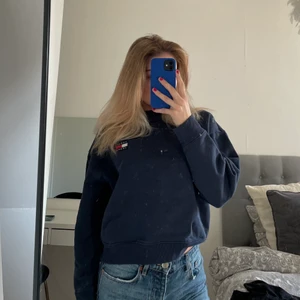 Sweatshirt - Jätte fin blå sweatshirt från Tommy Hilfiger. Sparsamt använd💞 I storlek XS men passar en S också. Köparen står för frakten☺️