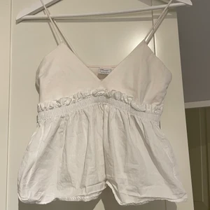 Zara topp - Så fin topp från ZARA i stl s. Nästan nyskick och perfekt till sommarn. Säljer då den är för liten för mig💗