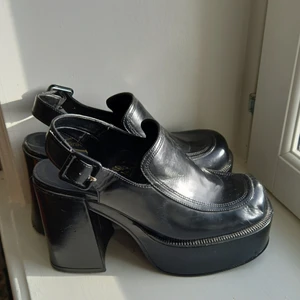 retro klackar!!! - mina absolut ballaste skor som jag avgudar men aldrig använder då jag inte behärskar högklackat. bekväma klackar i läder med bastant sula. skorna är i sparsamt använt skick med en mindre skråma där fram på ena skon, men i mycket fint skick. skorna är av märket Graceland. STORLEK: 37. HÖJD: 10 cm. jag möts upp I Malmö, annars betalar köparen en mindre summa för frakt. DMa gärna för frågor/detaljer/bilder osv. 🎱