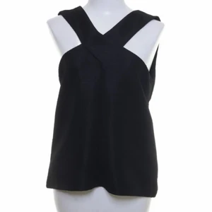 Topp - Skitnsygg svart topp, funkar till allt speciellt till ett par lågmidjade kostymbyxor!! (Köpare står för frakten)