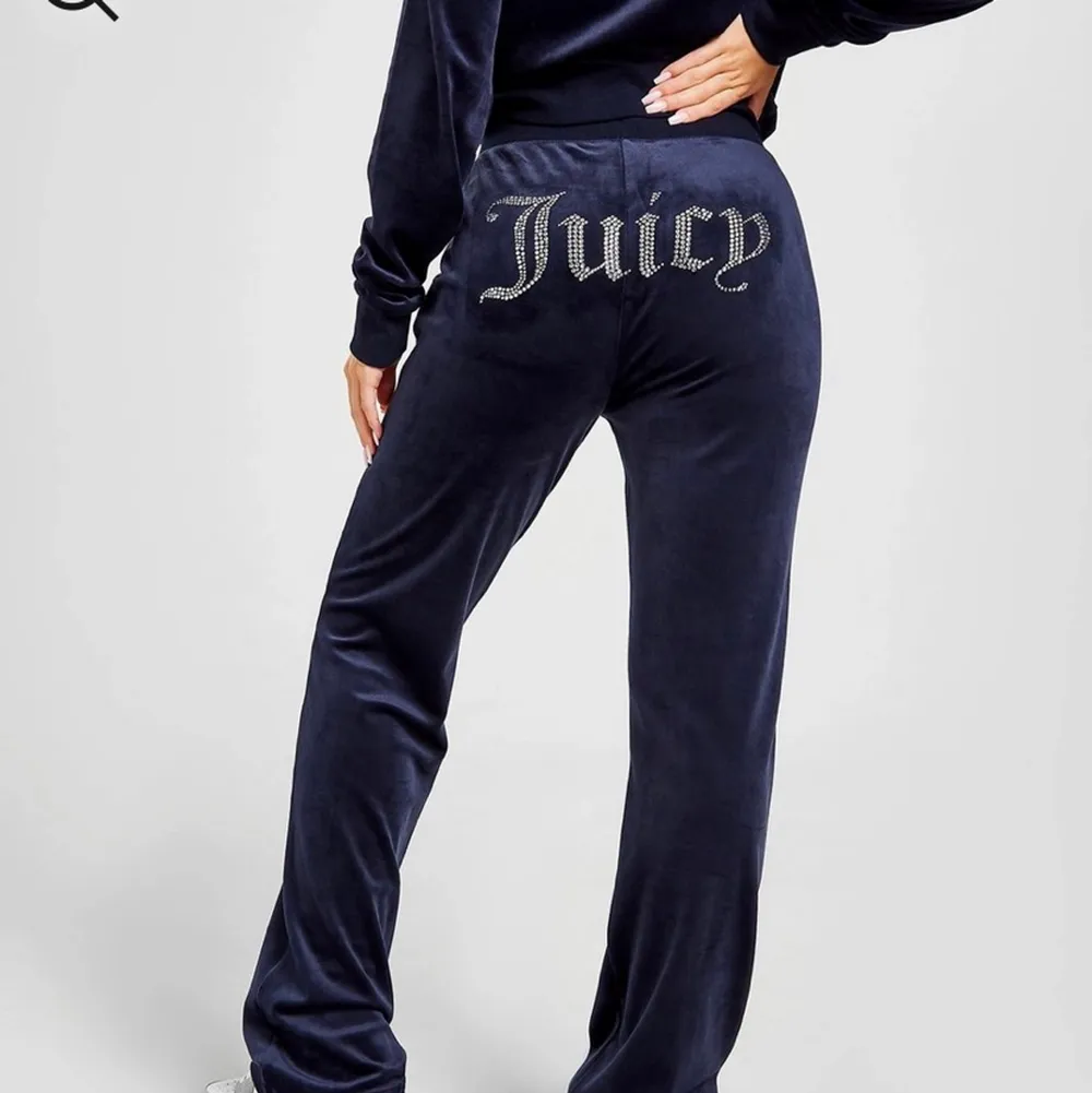 Säljer mina blåa juicy couture byxor, använda ungefär en månad och dem är köpta från jd sports! Inte använda då jag har andra jag hellre använder . Jeans & Byxor.