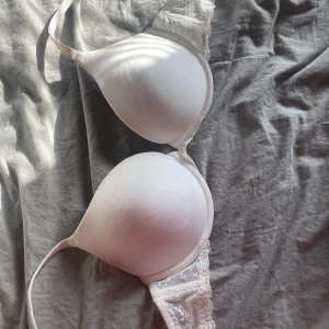 Hunkemöller bh - Aldrig använd. Liten i storleken. Orginalpris runt 299kr.🖤 