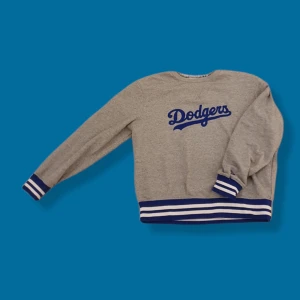 Dodgers Sweatshirt - Dogers offical sweatshirt. Bra skick. På bilderna kan du se hur tröjan sitter på 183 kille samt 160 tjej. 