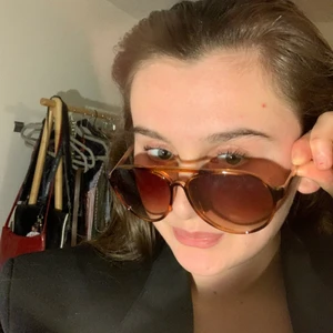 Snygga solglasögon - Solglasögon köpta på secondhandbutik, märke okänt. Jättefina till sommaren med en vit klänning, bra uv strålningsskydd och skön färg. Skriv så skickar jag fler bilder.✨🌼