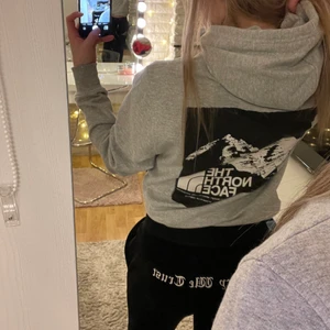 Hoodie  - Snygg ny the north face hoodie, så snyggt tryck på ryggen
