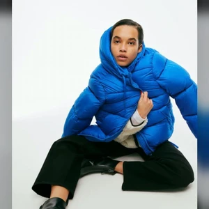 Blå pufferjacka  - Slutsåld blå pufferjacka som inte kommer till användning i storlek S, den är dock oversized. Köpt orginellt för 500kr och säljer då det inte är min stil och använder den ej. Skriv för frågor😊