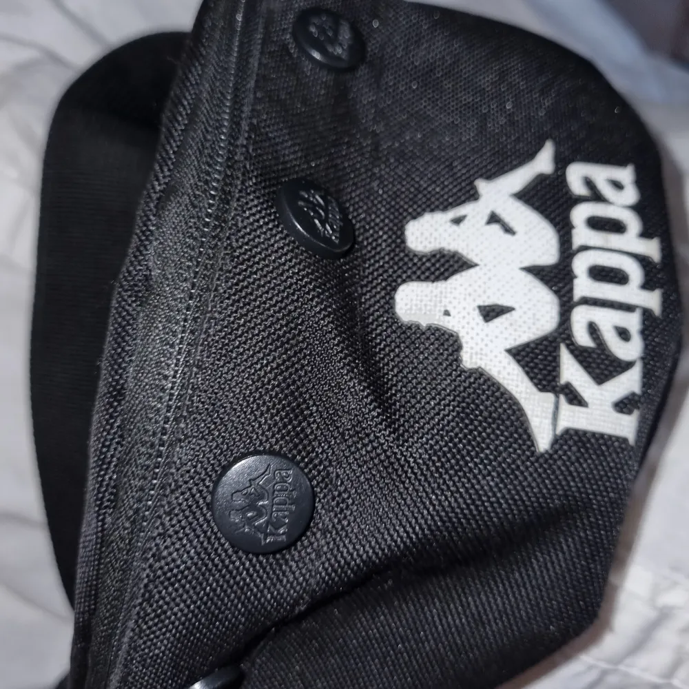 Kappa waist bag size S, black and white. Used but no damage. Väskor.