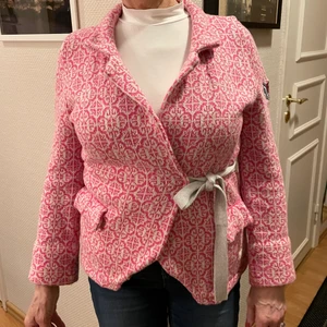 Odd Molly kofta - Odd Molly kofta i bra skick!! Använd fåtal gånger! Storlek 3, motsvarar L/42 💗 Nypris 1795kr. Kontakta mig om du är intresserad eller har några frågor 💕