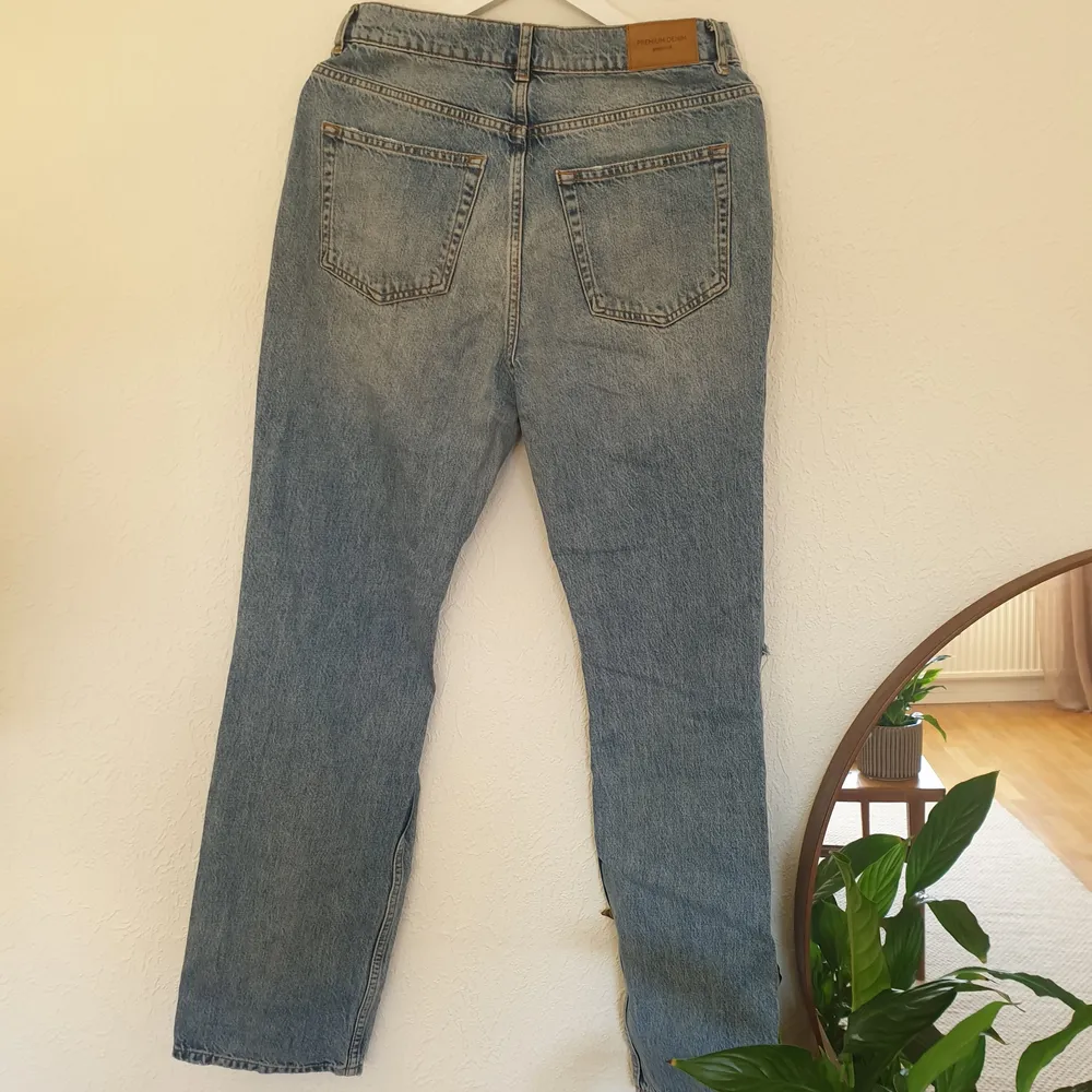 Highwaisted jeans från Gina Tricot. Stl 40. Raka ben med hål på knäna. Frakt tillkommer.. Jeans & Byxor.