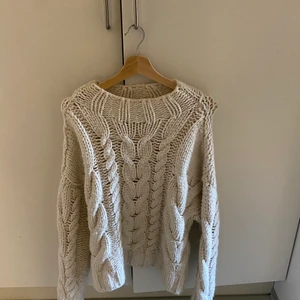 Stickad vit tröja  - Vit stickad tröja 