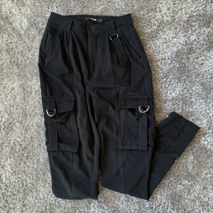 Byxor från bikbok  - Storlek 38. Cargobyxor. Inköpta för 700kr. Använda 2 gånger. Mjuka i tyget, framhäver kurvor och rumpan. Tar emot Swish. Pris kan diskuteras 