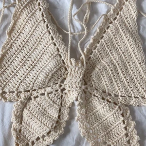 Virkat fjärilslinne  - Ett linne som jag virkat själv! Perfekt till sommaren! Skriv privat om du vill ha fler bilder på hur det sitter på osv!❤️ Fraktar och kan mötas upp i stockholm. 