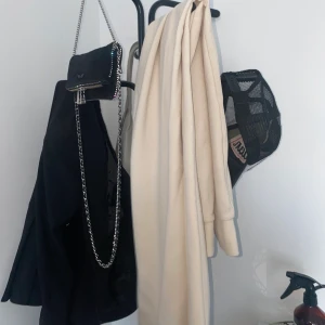 Beige byxor - Super sköna och låg midjade. Dom är baggy och sååå fina. Färgen är allt❣️❣️