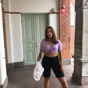 Lila topp - Säljer den lilla topp från Monki i storlek M! Jättefin till sommaren😍 frakt tillkommer på 48kr😘