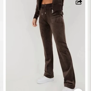 Juicy couture byxor - Säljer nu mina juicy couture byxor i färgen ”Java” (alltså brun). Använda ca 2 gånger, helt nya och inga tecken på användning finns. Slutsålda överallt och byxorna ska utgå i den färgen. Säljer pga att dom inte kommer till användning. Skriv privat för fler bilder eller frågor. 🤎