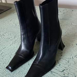 Klackar ”Sculptural Heel Ankle Boots in Black” från Acne Studios   Storlek: 37 (otroligt sköna)  Material: Läder  Skick: Väldigt fint skick, använda 1 gång av tidigare ägare och endast testade av mig.  Nypris: drygt 6 500 kr 