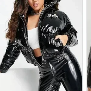 Bomberjacka  - Svart lackglansig bomber jacka! Ny