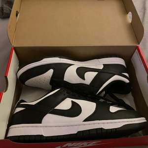 Nike Dunk Panda/Nike Dunk Low Retro White Black i storlek 45EUR/US11. DS/Aldrig använda. Dm om det behövs mera bilder, kvittot finns även.