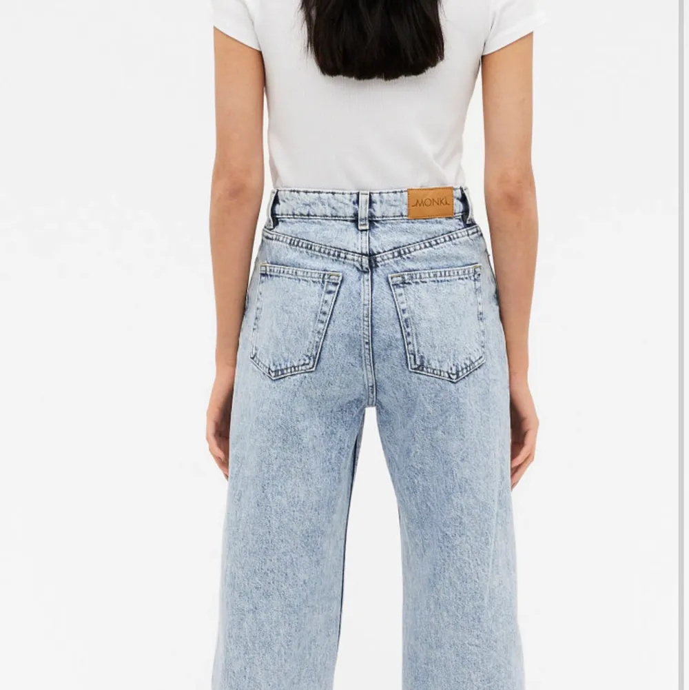Ljusblåa jeans från monki i modellen yoko, frakt tillkommer💕. Jeans & Byxor.