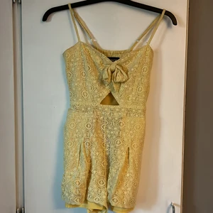 Asos jumpsuit strl m - Gullig jumpsuit från asos med en rosett på. Den har en cool mönster på sig och har fickor. Denna säljas verkligen inte längre, jätte gammal. Jättefin att ha denna på sommaren! Säljer denna pga den är ful på mig❤️ frakt och köp ❤️🥰