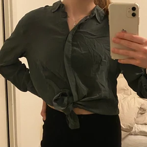 Grön skjorta - Säljer denna superfina militärgröna skjorta från Gina Tricot. Är i 100% silk, strl 36 och säljs för 80kr ink frakt📦 