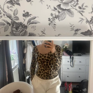 Lejopardmönstrad topp  - Jättefin lejopardmönstrad topp från Ginatricot, nästan aldrig använd är i ett mycket bra skick, storlek S