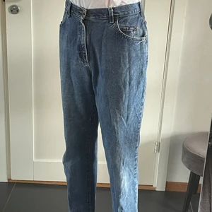 Lee Jeans - Är 195 cm lång, 32 midja 34 längd.