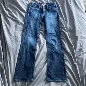 Säljer dessa super snygga lowwaist/midwaist jeans! 