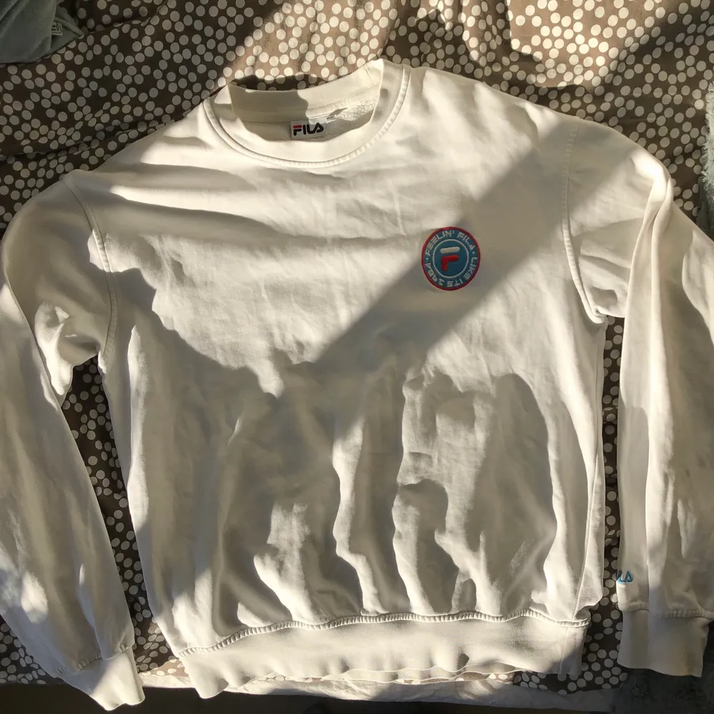 Vit sweatshirt från fila. Storlek XS. Frakt: 79kr. . Neuletakit & Villapaidat.