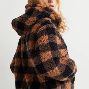 HELT NY JACKA - Oanvänd fluffig pile-jacka från H&M köpt i höstas. Jackan är nu slutsåld på hemsidan! Kan mötas i Uppsala, annars står köparen för frakten.