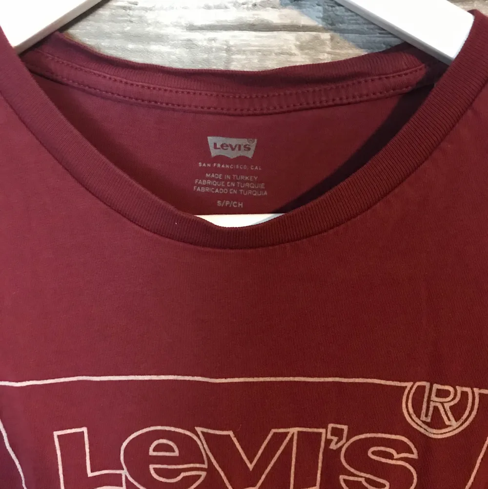 Levís T-shirt i bra skick. Färgen den har ser man bäst på sista bilden. Köparen står för frakten.. T-shirts.