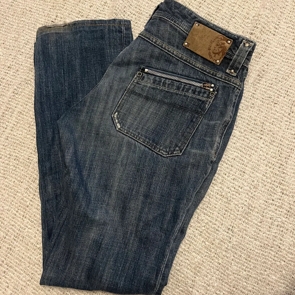 jätte söta Lågmidjade diesel jeans med bootcut. W30 L34 . Jag brukar ha 28 i vanliga jeans med eftersom dessa sitter mer på höfterna så skulle jag säga att dom blir mer som en 28 i passform. 🪴. Jeans & Byxor.