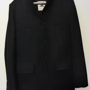 J. Lindeberg Kali Compact Melton Coat - En riktigt snygg rock med avtagbar innerväst. Passar perfekt från höst till vår. Skicket är utmärkt. Köptes på Boozt för 3 månader sedan och är knappt använd.  Köptes för 4000kr.