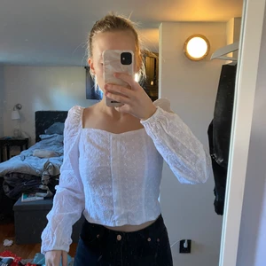 Vit blus från NEWYORKER - Jättefin vit blus som endast är testad. I storlek S och jag säljer för 150 + frakt 66❤️