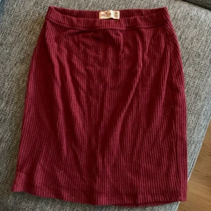 Vinröd kjol - Vinröd kjol, mjukt matrial, lite ribbad. Strl xs-s från hollister