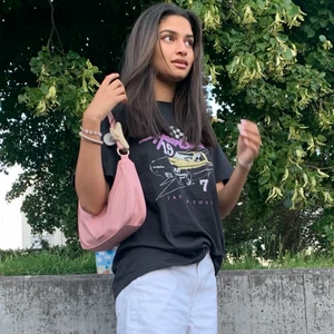 💜💜t-shirt - Snygg t-shirt💖💖 köpt i stor storlek så att den ser oversized ut🤓 