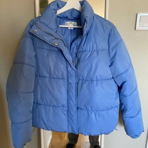 Jacka - En puffer jacka från hm, säljer då den inte kommer till användning längre. Spårbar frakt (66kr)