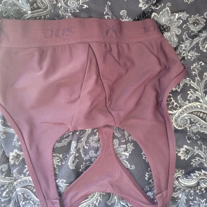 Träningstopp - Träningstopp anväd max 5 gånger. Storlek xs. Den är lite trasig på sidan som man kan se på andra bilden, där av lågt pris. Köpt på stadium. Färgen är mörkare än vad den är på bilden och av någon anledning så handen bilderna upp och ned. 