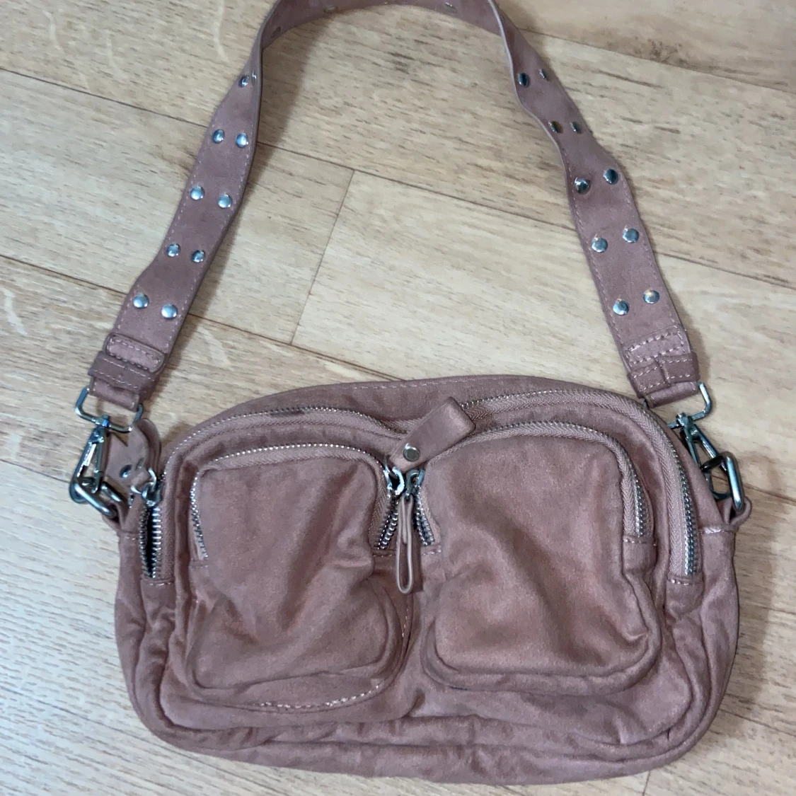 Axelväska från Gina 