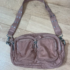 Axelväska från Gina  - Väskan är från Gina tircot har köpt den i sommars för 399kr och säljer nu för 100kr+ frakt. Har inte använt den många gånger bra skick.