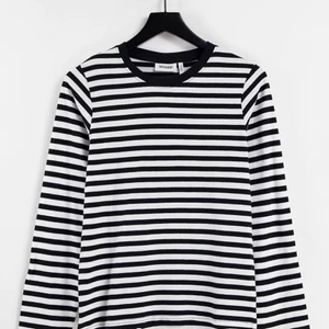 Randig tröja - Randig tröja i storlek S från weekday🖤🤍