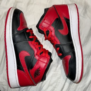 Air Jordan 1 mid banned 2020 - Ett par väldigt snygga jordans men kommer tyvärr inte till användning. Kan mötas upp i Norrköping eller skickas via post. Skriv till mig vid intresse, priset är diskuterbart! 